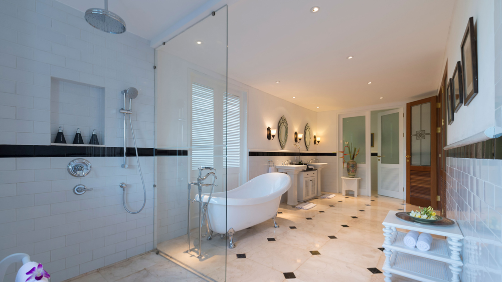 Villa Windu Asri - Luxurious master bedroom ensuite with bathtub